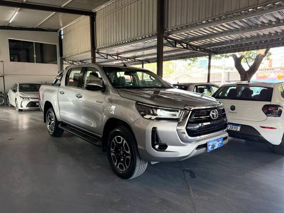TOYOTA HILUX 2.8 D-4D TURBO DIESEL CD SRX 4X4 AUTOMÁTICO TOYOTA HILUX 2.8 D-4D TURBO DIESEL CD SRX 4X4 AUTOMÁTICO
